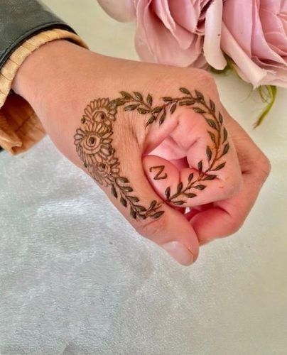 Discover Top 20 Henna Tattoo Designs for Arms in 2024: Embrace Traditional & Modern Body Art Heart Mehendi Designs, Alphabet Henna Design, Heart Mehendi, Henna Designs Bridal, Ring Mehndi Design, Mehendi Designs For Kids, Heart Henna, Mehndi Designs Bridal, Henna Black