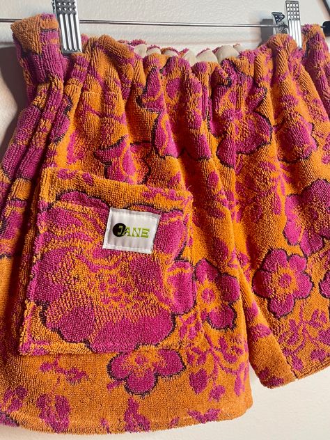 Vintage Terry Cloth, Cool Sewing Projects Clothing, Vintage Towel Shorts, Towel Shorts Diy, Upcycling Towels, Vintage Towel Upcycle, Upcycle Clothes Sewing, Upcycle Summer Clothes, Upcycle Towels