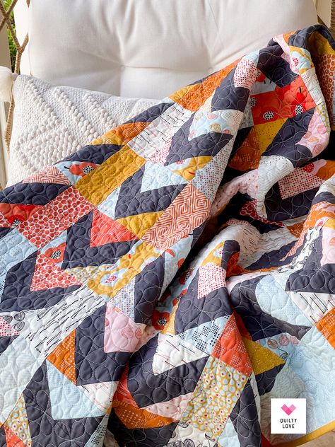 Arrow Quilt, Chic Quilts, Modern Quilting Designs, Flying Geese Quilt, Solid Quilt, Modern Baby Quilt, Scrappy Quilt Patterns, Half Square Triangle Quilts, Pretty Quilt