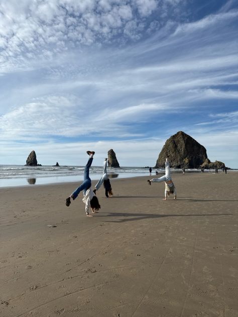 #pnw #oregoncoast #fall #inspo Travel Aesthetic Oregon, Pnw Camping Aesthetic, Oregon Coast Photos, Oregon Coast Pictures, Summer In Oregon, Downtown Portland Oregon Aesthetic, Portland Oregon Outfit Fall, Oregon Travel Outfits, Oregon Travel Aesthetic