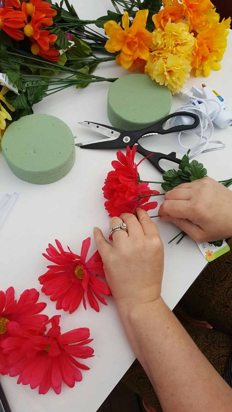 10 Minute Floral Centerpiece With Dollar Tree #ad #dollartree Centerpieces Dollar Tree, Family Reunion Centerpieces, Class Reunion Planning, Diy Dollar Tree Centerpieces, Reunion Centerpieces, Flower Centerpieces Diy, Dollar Tree Flowers, Dollar Tree Centerpieces, Diy Centerpiece