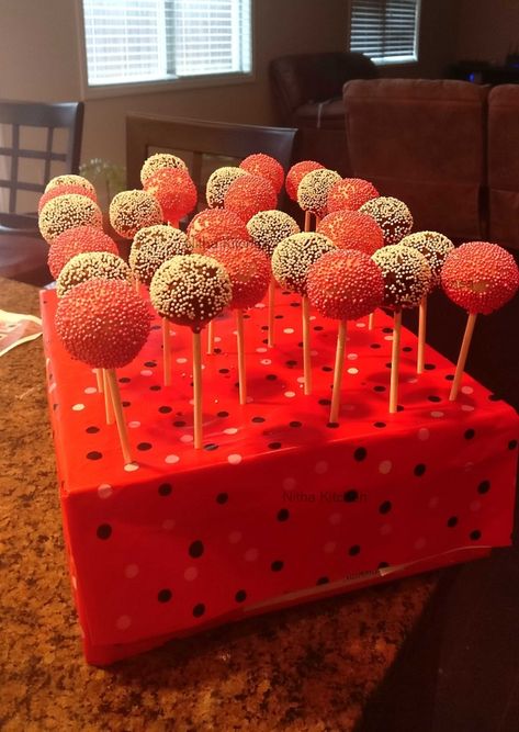 Cakepop Holder Ideas, Homemade Cake Pop Stand, Cake Pop Birthday Display, Diy Cakepop Stand Ideas, Diy Cake Pop Stand Easy, Diy Cake Pop Holder, Diy Cake Pop Stand Dollar Store, Cake Pops Display Ideas, Cake Pop Stand Ideas