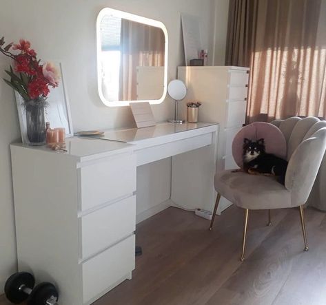 Makeup Tafel, Small Bedroom Hacks, Make Up Tafel, Small Girls Bedrooms, Home Office Closet, Makeup Vanity Table, Bedroom Decor For Small Rooms, Diy Ikea Hacks, Diy Ikea