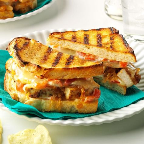 Chicken & Caramelized Onion Grilled Cheese Chicken Cheese Sandwich, Caramelized Onion Grilled Cheese, Panini Press Recipes, Fajitas Wraps, Grilled Cheese Panini, Food Truck Recipes, Onion Grilled Cheese, Sandwiches Grilled, Cheese Panini