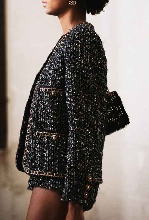 Chanel Jacket Outfit, Chanel Street Style, Tweed Jacket Outfit, Chanel Cardigan, Chanel Blazer, Chanel Tweed Jacket, Tweed Outfit, Coco Chanel Fashion, Sparkle Outfit