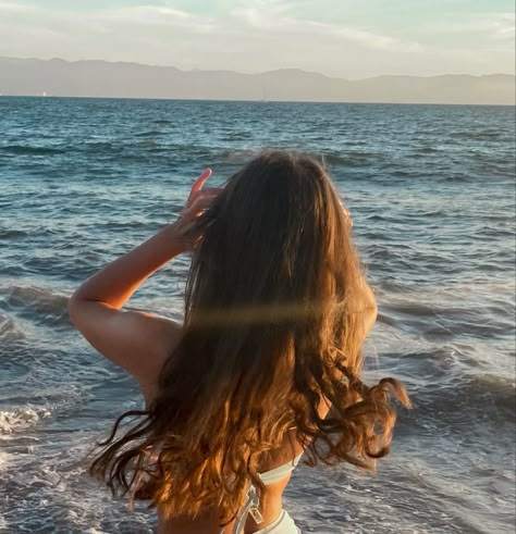 beach aesthetic, beachy hair, wavy hair, long wavy hair, waves, ocean, ocean aesthetic, vacation, summer, summer aesthetic, bathing suit, ocean waves, golden hour, beach sunset, mermaid, mermaidcore, pisces aesthetic, mermaid core, siren aesthetic, siten core Beach Curls Aesthetic, Beach Waves Aesthetic Hair, Brunette Beach Aesthetic, Ocean Waves Hair, June Girl Aesthetic, Beach Waves Brown Hair, Wavy Brown Hair Aesthetic, Beachy Brown Hair, Brown Beach Waves