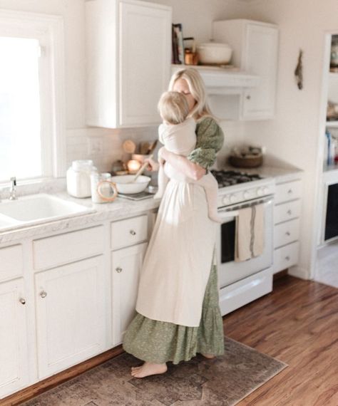 Love Daphne Mae, Crunchy Family Aesthetic, Traditional Feminine Outfits, Trad Wife Fashion, Cottagecore Mom Aesthetic, Cottagecore Motherhood, Homestead Photoshoot, Trad Wife Outfit, Sahm Aesthetic