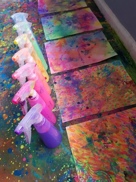 Watercolour rainbow spray paint clouds. – Ema Lou kids art craft Spray Bottle Art Preschool, Messy Crafts For Preschoolers, Messy Crafts For Toddlers, Water Color Kids Activities, Messy Crafts For Kids, Painting Activities For Toddlers, Dayhome Crafts, Toddler Painting Activities, Rainbow Crafts For Kids