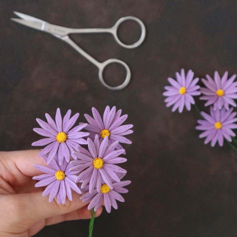 Paper Quilling Flowers Tutorial, Quiling Paper Flower, Quilling Gift Ideas, Quilling Flowers Tutorial, Quilling Flower Designs, Paper Quilling Earrings, Quilled Flowers, Arte Quilling, Paper Quilling For Beginners