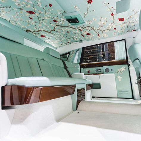 Rolls Royce Interior, Small Fireplace, Rolls Royce Phantom, Best Classic Cars, Retro Interior, Wall Paintings, Zoom Zoom, Pink Interior, Expensive Cars