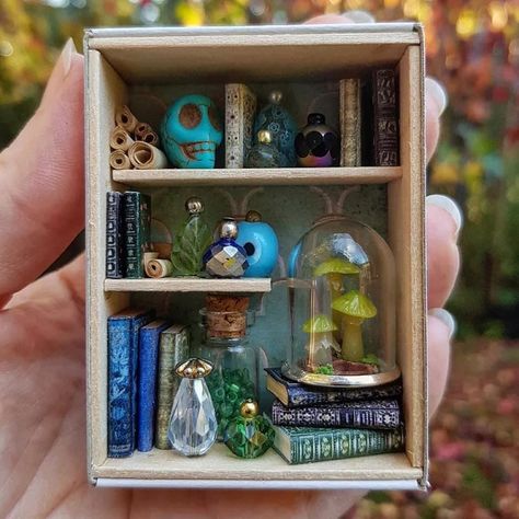 Miniature Scenes Diy, Miniature Scenes Dioramas, Upcycled Miniatures, Shadow Box Diorama, Room Boxes Miniature Dioramas, Matchbox Stuffing, Shadowbox Miniatures, Halloween Miniatures Diy, Matchbox Miniatures