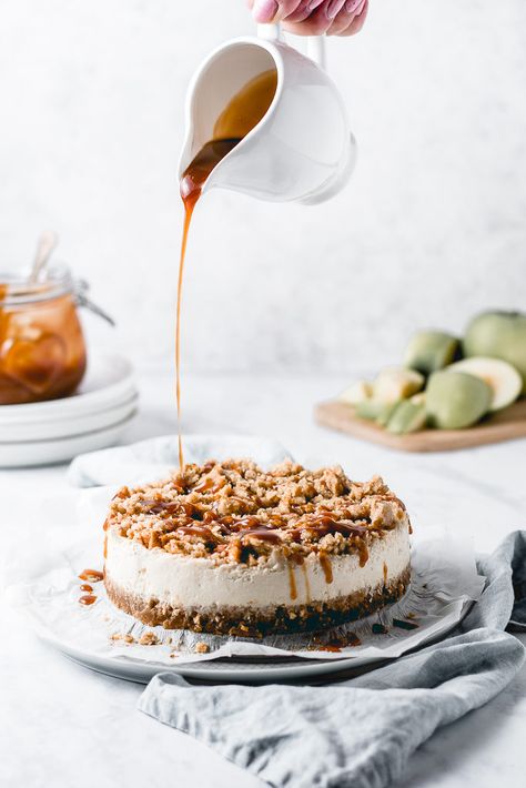 Cheesecake Photography, Apple Crumble Cheesecake, Apple Crumble Topping, Fall Desserts Apple, Crumble Cheesecake, Lemon Cheesecake Recipes, Fall Desserts Easy, Dessert Photography, Caramel Cheesecake