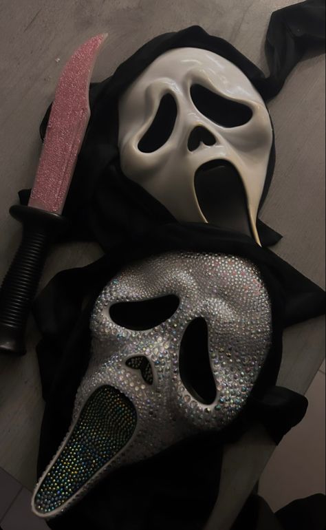 #ghostface #scream #halloweencostume Ghost Face Girl Costume, Girl Ghost Face Costume, Girl Scream Costume, Girl Ghost Face, Aesthetic Ghostface, Costume Ideas Aesthetic, Ghost Face Costume Women, Scream Halloween Costume, Ghostface Costume