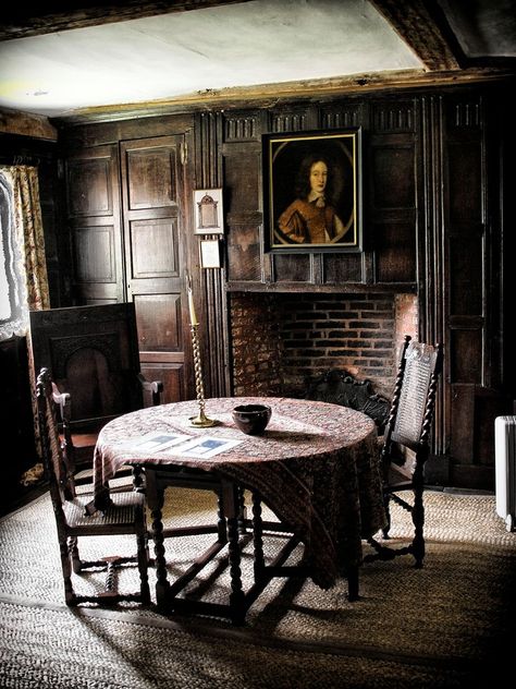 Colonial Interior, Gathering Room, Colonial Decor, Antique Interior, English Country House, Colonial House, Mid Century House, Primitive Decorating, Old Man