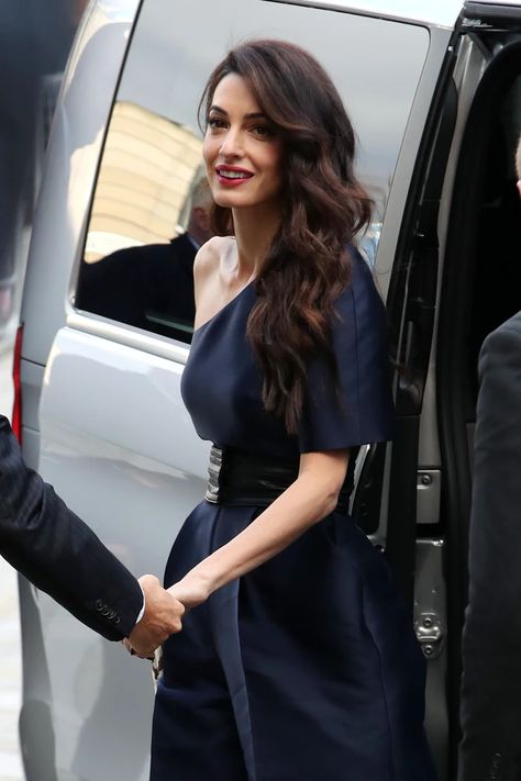 Amal Clooney's Most Iconic Hairstyles Include This Easy-To-Copy Ponytail Heated Hair Rollers, Giambattista Valli Dress, Polished Hair, Bouncy Hair, Big Curls, Amal Clooney, Brunette Girl, Hair Rollers, George Clooney