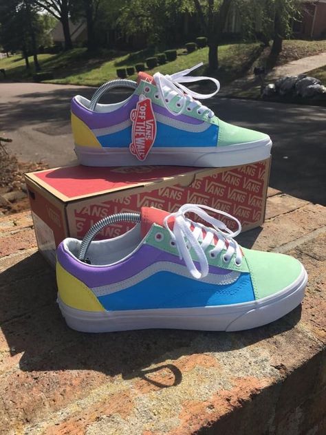 ⇁𝐭𝐞𝐧𝐧𝐢𝐬 Vans Shoes Old Skool, Custom Vans Shoes, Cute Vans, Basket Style, Buy Shoes Online, Custom Vans, Aesthetic Shoes, Vans Sneakers, Diy Shoes