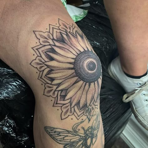 Knee Sunflower Tattoo, Sunflower Knee Tattoo, Sunflower Elbow Tattoo, Tattoo Idea For Women, Knee Tattoo Ideas, Good First Tattoos, Sunflower Tattoo Ideas, Boho Tattoo, Tattoos For Females