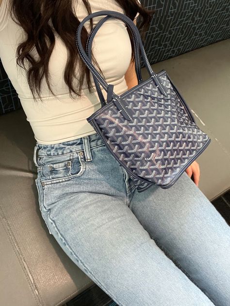 goyard, goyard anjou mini, navy blue, dark blue, clean girl aesthetic, minimalist, jeans, skims shirt Goyard Mini Tote Outfit, Goyard Mini Bag, Blue Goyard Bag, Blue Girl Aesthetic, Blue Designer Bag, Goyard Tote Outfit, Anjou Mini, Mini Bag Outfit, Casual Jeans Outfit