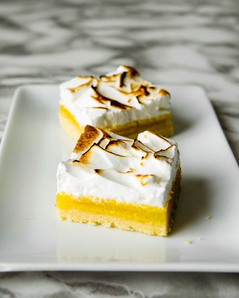 Lemon Meringue Pie Bars, Lemon Meringue Bars, Meringue Bars, Lemon Squares Recipe, Toasted Meringue, No Bake Lemon Cheesecake, Lemon Cheesecake Bars, Meringue Pie Recipes, Pie Bar Recipes