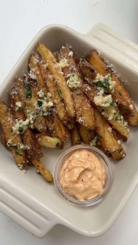 Garlic Parmesan Fries, Cheesy Fries, Parmesan Fries, Hungry Eyes, Crispy Garlic, Dried Potatoes, Baked Fries, Garlic Fries, Delicacy Food