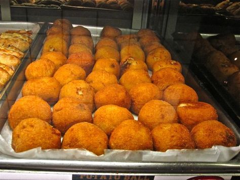 Cuban potato balls (rellenos de papa).  I've had these a couple of times, but never made them.  Seriously, the only thing that could kick these up a notch would be some cheese in the middle, but that would detract from the yumminess of the picadillo, I suppose. Papas Rellenas Recipe, Potato Balls Recipe, Potato Balls, Cuban Dishes, Cuban Cuisine, How To Make Potatoes, Stuffed Potato Balls, Spanish Dishes, Puerto Rican Recipes