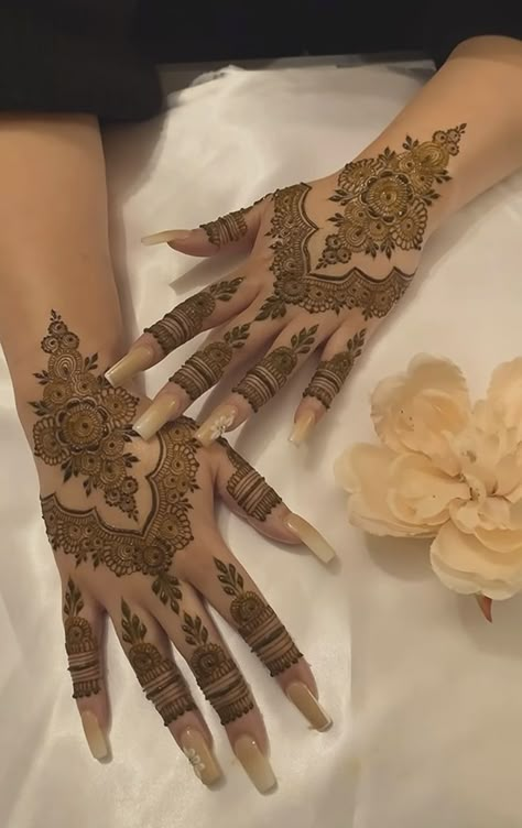 Mehndi Designs Aesthetic Front Hand, Mehndi Designs Modern Unique, Palm Mehendi, Mehndi Design Pakistani, Inside Hand Mehndi Designs, Aesthetic Mehendi Designs Bridal, Henna Dark Skin, Mehendi Inspo Aesthetic, Bridal Mehndi Designs Aesthetic