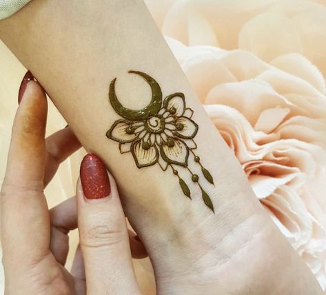 Small Henna Tattoos, Wrist Henna, Cute Henna Tattoos, Henna Style Tattoos, Henna Designs Wrist, Henna Inspired Tattoos, Henna Tattoo Hand, Henna Tattoo Designs Hand, Henna Art Designs