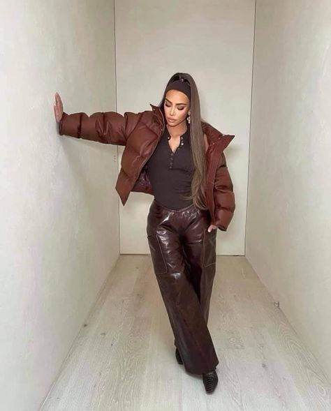 All browns outfit 🤎 leather pants Brown Leather Pants, Kim Kardashian Outfits, Brown Streetwear, Kardashian Outfit, Kim Kardashian West, Moda Paris, Kim K, Kardashian Style, Cotton Coat