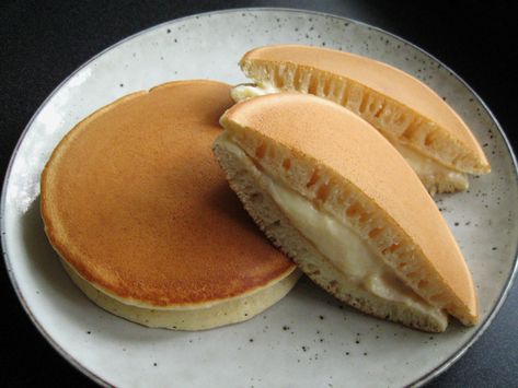 Dorayaki Recipe, Dessert Tea, Fruit Dessert, Pancake Batter, Vanilla Cream, Non Stick Pan, Fruit Desserts, Yummy Recipes, Custard