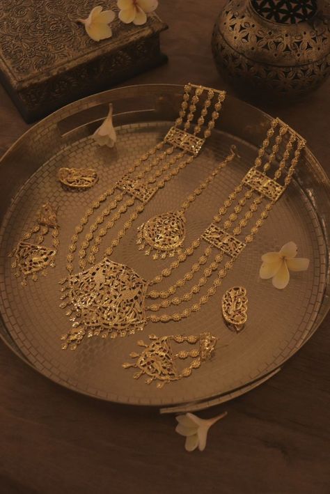 Unique Gold Jewelry Designs, 7 December, Indian Wedding Jewelry Sets, Bridal Necklace Designs, Gold Jewels Design, Gold Bangles For Women, New Gold Jewellery Designs, Gold Jewellry, Modern Gold Jewelry