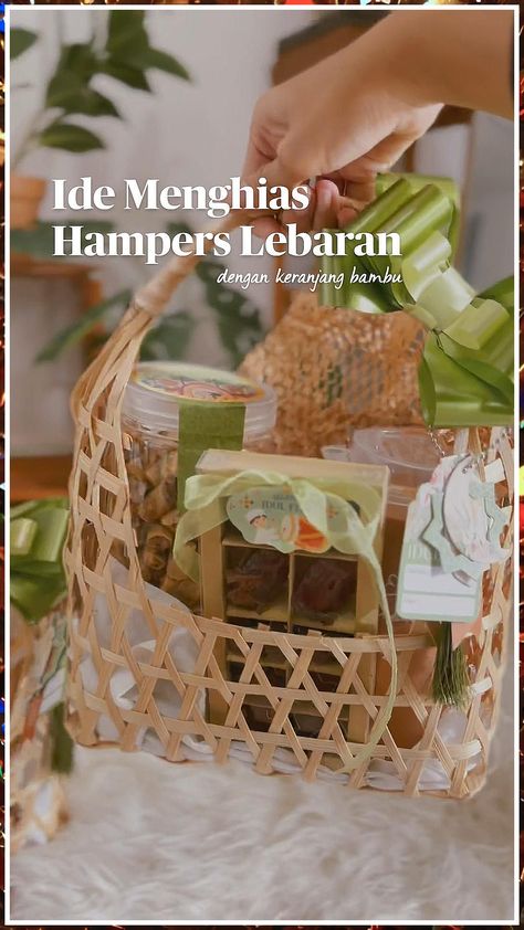 Gift Hamper - Have you ever feel like you're wasting your time looking? Visit to get what you want from one of the worlds largest online retailer! Act NOW! Flower Hampers Basket, Parcel Lebaran Hampers Eid, Hamper Raya Ideas, Food Gift Hampers Packaging Ideas, Lebaran Hampers Gift Ideas, Parcel Lebaran Unik, Easy Hamper Ideas, Basket Hampers Ideas, Hampers Lebaran Eid Idea