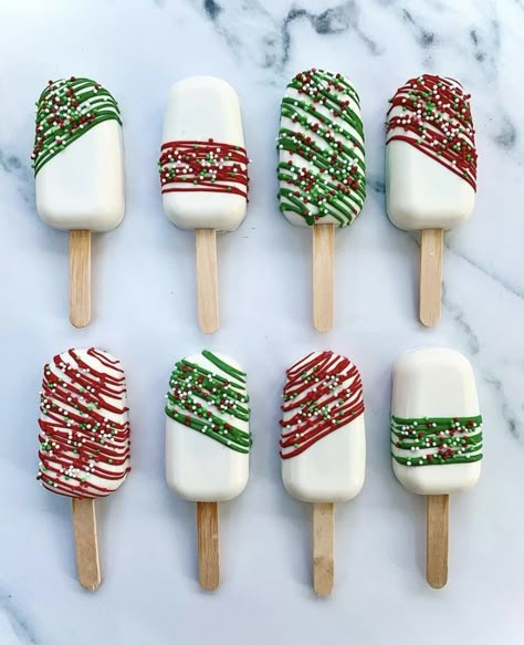 Christmas Cakecicles Ideas, Christmas Chocolate Molds Ideas, Christmas Cake Sicles, Holiday Cakecicles, Winter Cakesicles, Christmas Cake Pucks, Christmas Cakesicle, Christmas Cakesicles Ideas, Cake Sicles Design