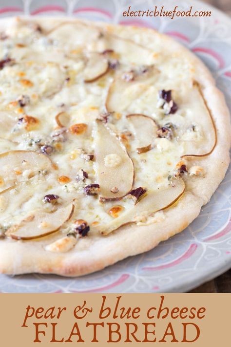 Ripe pear slices and delicious blue cheese top this pear and blue cheese pizza bianca. Topped with pecans and with unmissable mozzarella, this gourmet pizza goes well as both main and dessert! Gourmet Pizza Toppings, Pear Blue Cheese, Pear And Blue Cheese, Blue Cheese Pizza, Cheese Pizza Recipe, Sweet Pizza, Pizza Topping, Cheese Flatbread, Pizza Bianca