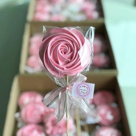 Rose Meringue Cookies, Meringue Pops, Cake Pop Receita, Resepi Biskut, Meringue Kisses, Christmas Cake Pops, Cake Pop Recipe, Meringue Cookies, Edible Gifts