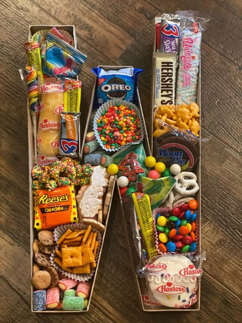 Food Gifts For Birthday, Diy Snack Boxes Gift Ideas Birthday, Diy 20th Birthday Gifts, Letter Snack Board, Birthday Letter Box Ideas, Letter Food Ideas, Candy Letter Charcuterie Board, Food Birthday Gifts, Letter Charcuterie Board Ideas