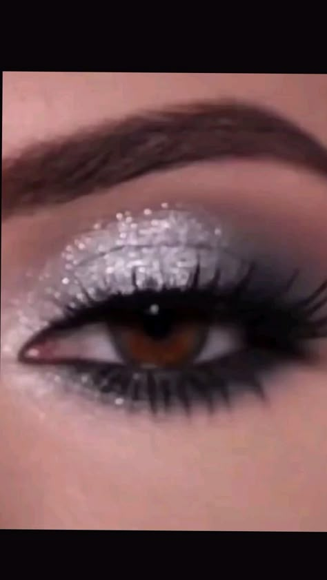 Makeup Looks Grey Dress, Eye Makeup Silver Dress, Black White Wedding Nails, Silver Shimmer Eyeshadow Looks, Makeup For A Grey Dress, Silver Makeup Step By Step, Smokey Eye Makeup Silver Glitter, Makeup Ideas For Grey Eyes, Smokey Silver Eye Makeup Tutorial