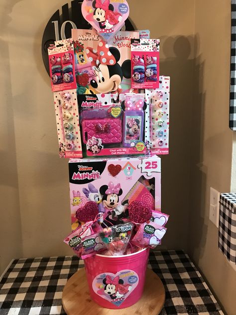 Disney Gift Basket, Easter Baskets Ideas, Minnie Mouse Gifts, Kids Toys For Christmas, Unique Easter Baskets, Creative Easter Baskets, Minnie Mouse Birthday Party Decorations, Birthday Gift Basket, Minnie Mouse Toys