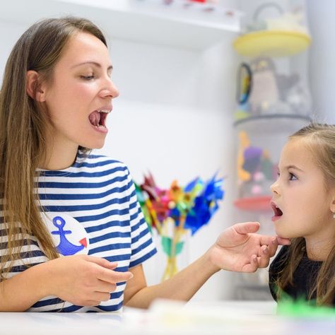 speech therapist talking to an autistic kid Myofunctional Therapy, Speech Pathologist, Language Disorders, Speech Delay, Receptive Language, Best Speeches, Tongue Health, Speech Therapist, Speech Pathology