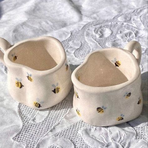 Pottery Ideas Plates, Mug Ceramic Painting, Pottery Painting Inspo Aesthetic, Cute Pottery Painting Ideas Mugs, Pottery Painting Designs Mugs, Pottery Cup Painting Ideas, Aesthetic Mug Design, Diy Ceramic Mugs, Aesthetic Pottery Ideas