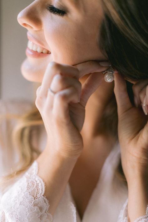 Before Wedding Pictures, Wedding Preparation Photos, Bride And Bridesmaid Pictures, Wedding Photography Detail Shots, Wedding Photo List, Bride Preparation, Bridesmaid Pictures, Boda Ideas, Wedding Portrait Poses