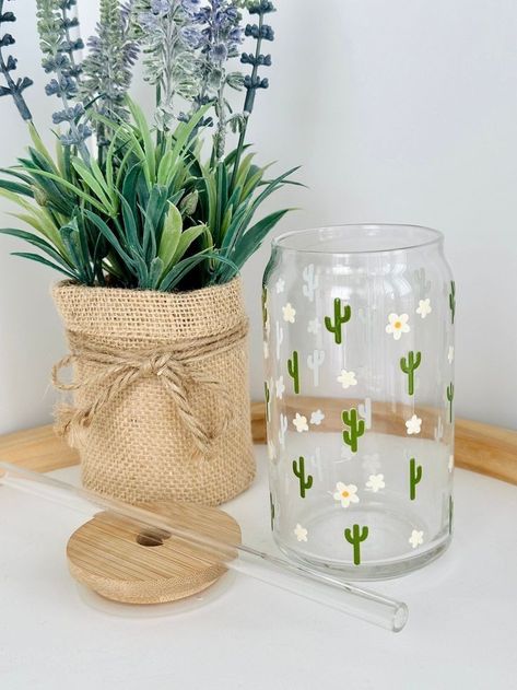 Wine Glass Painting Cactus, Cricuit Ideas For Cups, Cactus Glass Cup, Painted Mason Jars With Flowers, Custom Glass Cups Cricut, Fall Glass Painting Ideas, Glass Cup Painting Ideas Aesthetic, Glass Cricut Ideas, Painting On Glass Cups