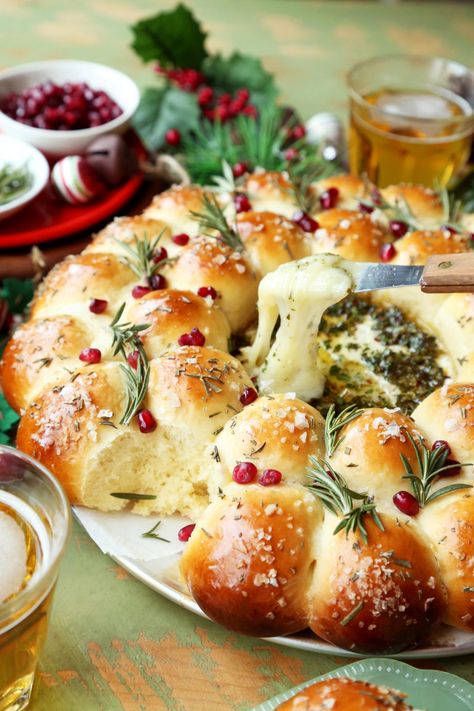 Baked Brie and Bread Wreath - The Candid Appetite Appetizers With Brie, Baked Brie Bread, Christmas Brie, Brie Bread, Wreath Recipe, Cranberry Bites, Bread Wreath, Best Holiday Appetizers, Baked Camembert