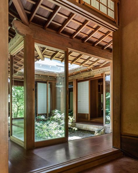 Japanese Interior Design Traditional, Traditional Japanese House Interiors, Traditional Japanese House Exterior, Japanese House Design Traditional, Japanese Traditional House, Inside Architecture, Japanese House Interior, Small Japanese House, Japanese Courtyard