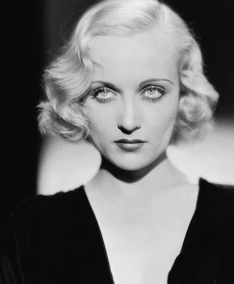 Carole Lombard was at the height of her career when she was tragically killed in a plane crash in 1942. Throughout the 1930s, she appeared in such films as My Man Godfrey, Made for Each Other and Nothing Sacred. Carole Lombard Style, Carol Lombard, Oud Hollywood, 1920s Actresses, Klasik Hollywood, Carole Lombard Clark Gable, 1930s Hair, Stars D'hollywood, Bottom Lashes