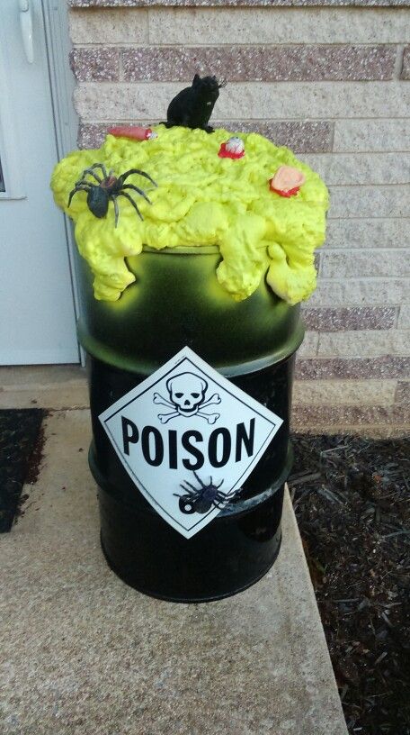 Toxic Waste Drum Halloween Farm, Halloween Mad, Haunted Trail, Halloween Garage, Alien Halloween, Halloween Tricks, Halloween Infantil, Toxic Waste, 55 Gallon Drum