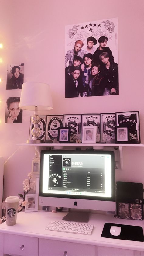 Room Loft Bed Ideas Aesthetic, K Pop Inspired Room, Star Themed Room Aesthetic, K Pop Room Decor Ideas, Straykids Album Aesthetic, Room Ideas Kpop Aesthetic, Kpop Aesthetic Room Ideas, Stray Kids Bedroom Ideas, K Pop Room Aesthetic