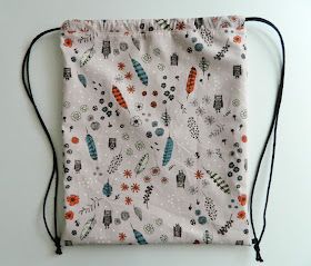 s.o.t.a.k handmade: drawstring backpack (a free tutorial) Knapsack Pattern Sewing, Drawstring Backpack Pattern, Diy Backpacks, Drawstring Backpack Tutorial, Recycling Fabric, Diy Backpack Pattern, Drawstring Bag Diy, Drawstring Bag Tutorials, Backpack Pattern Sewing