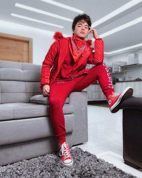 Moda Masculina: Look monocromático vermelho com tênis All Star Chuck Taylor. Vejam as dicas de como usar o All Star vermelho no blog Marco da Moda - Foto: youtuber MoriMura Mens Converse Outfit, Mens Converse, Converse Outfit, Outfits With Converse, Canal No Youtube, Chuck Taylor, Red Leather Jacket, All Star, Youtubers