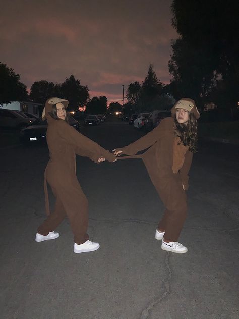 Hallowrrn Costumes For 2, Halloween Costumes For Dues, Twinning Halloween Costumes Friends, Girls Duo Halloween Costumes Matching, Matching Costumes For 2 Best Friends, Hollween Costumes For Duos, Cute Friend Halloween Costumes For 2, Halloween Duo Ideas Costumes, Cute Halloween Ideas For Teens