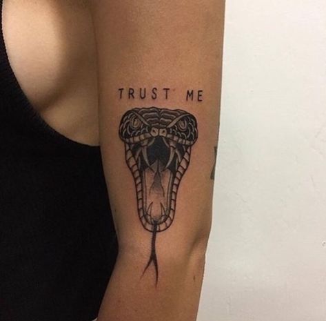 “Trust me” snake tattoo Tattoo Snake, Tattoo Diy, Inspiration Tattoos, Star Wars Tattoo, E Tattoo, Diy Tattoo, Snake Tattoo, Dope Tattoos, Foot Tattoos